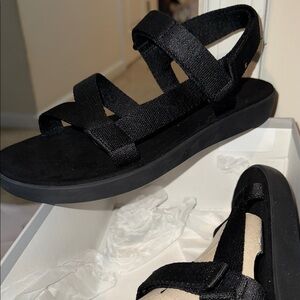 Everlane Black Strappy Sport Sandals